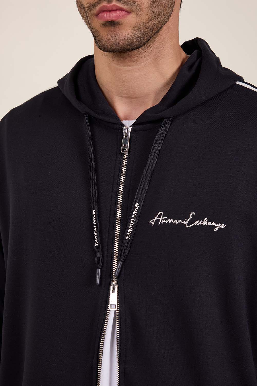 תמונת תקריב דוגמן של סווטשירט עם רוכסן