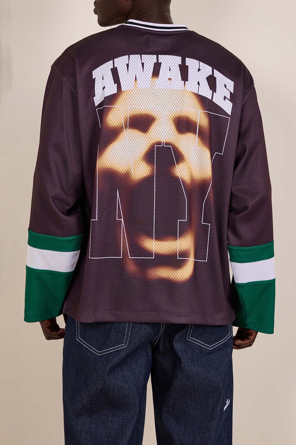 תמונת תקריב דוגמן של חולצת טי אוברסייז