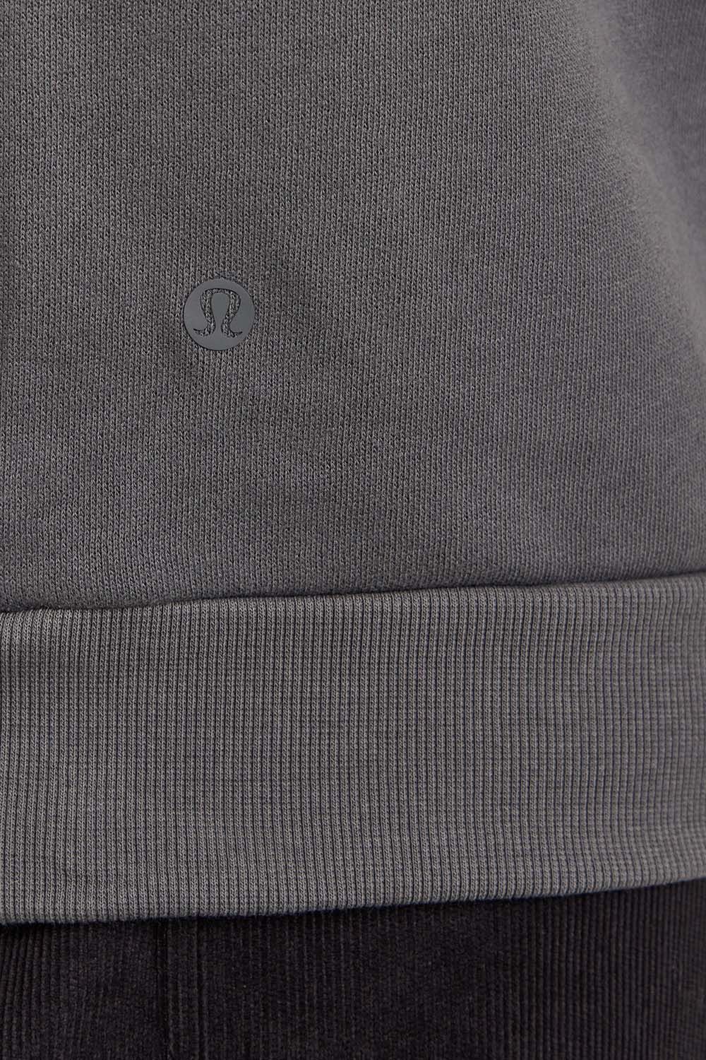 תמונת תקריב דוגמן של Steady State Pullover Hoodie