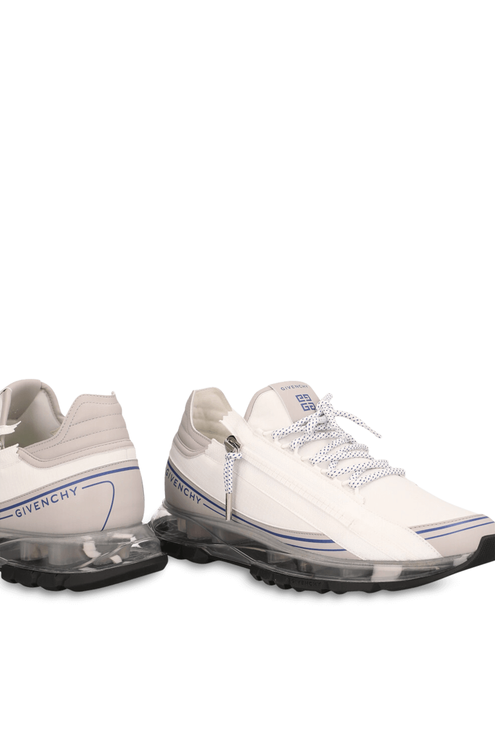 תמונת תקריב של נעלי סניקרס