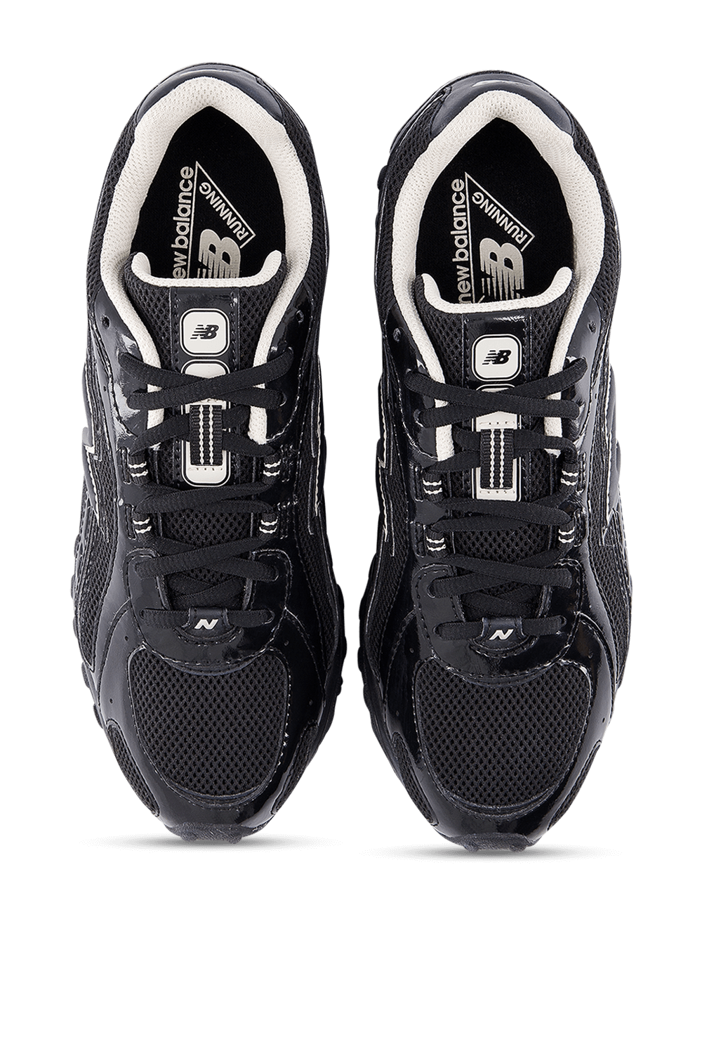 תמונת תקריב של נעלי סניקרס 204 L