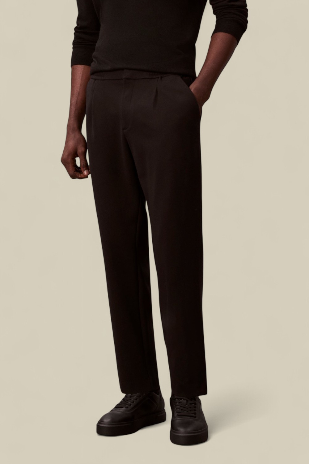 תמונת דוגמן קידמית של מכנסיים מחויטים