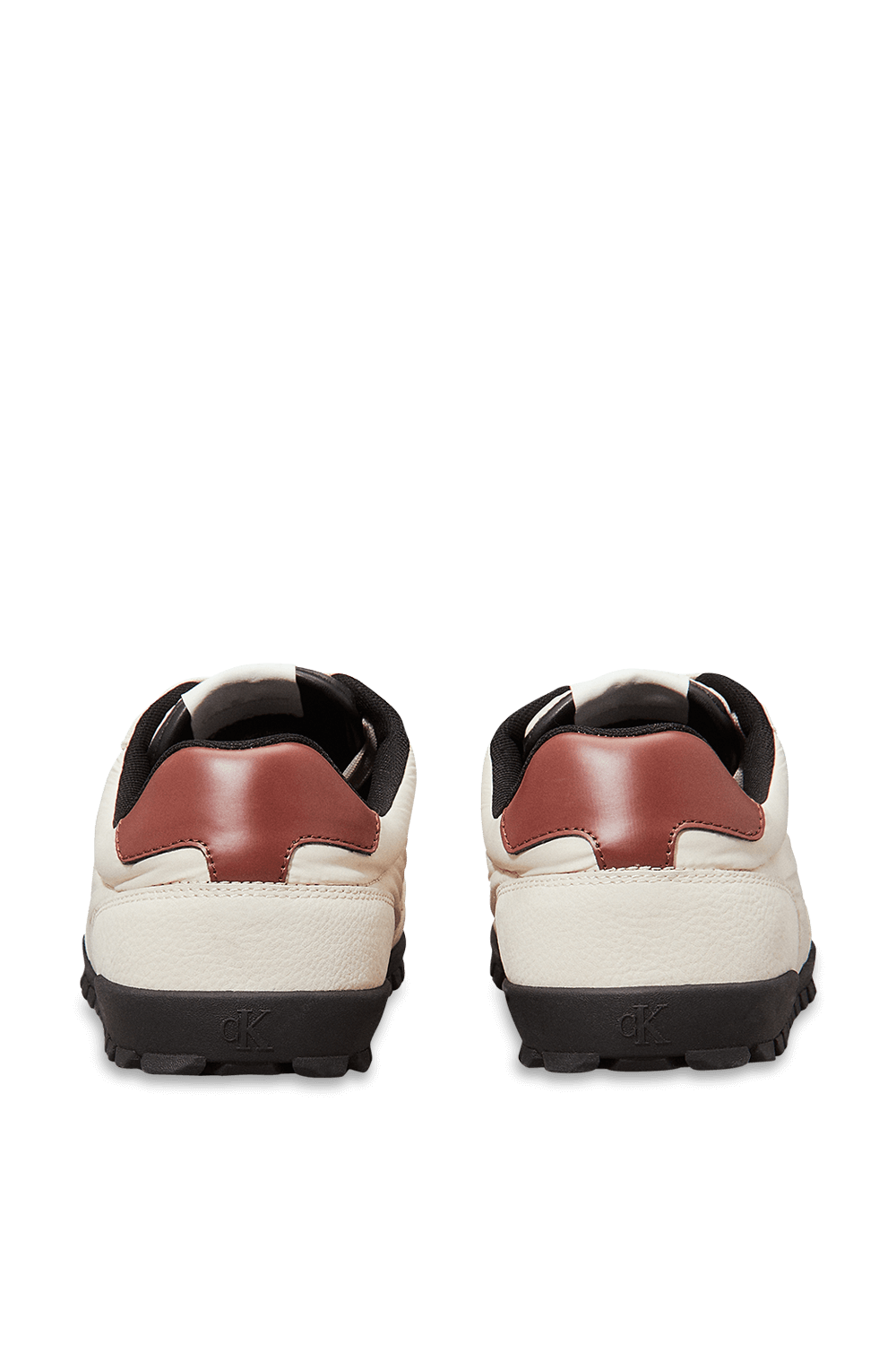 תמונת תקריב של נעלי סניקרס