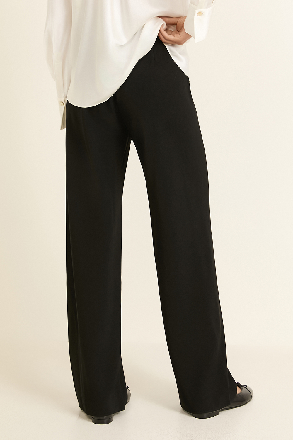 תמונת דוגמן אחורית של מכנסיים ארוכים