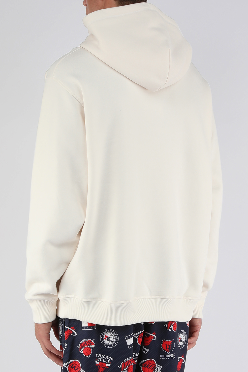 תמונת דוגמן אחורית של סווטשירט קפוצ'ון עם הדפס אן-בי-איי