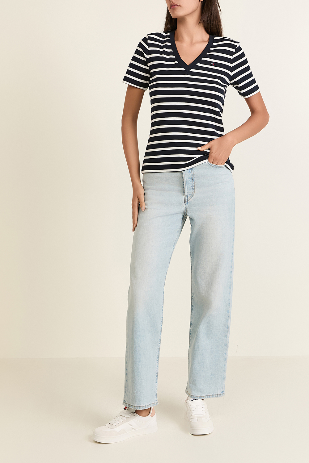 תמונת דוגמן קידמית של נעלי סניקרס