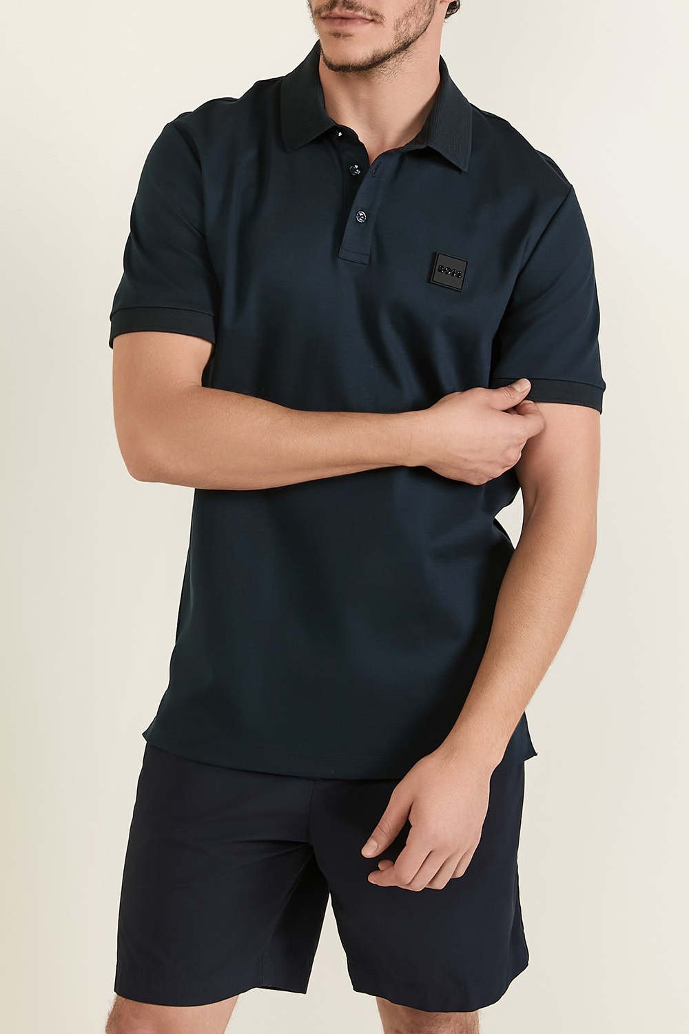 תמונת דוגמן קידמית של חולצת פולו קצרה