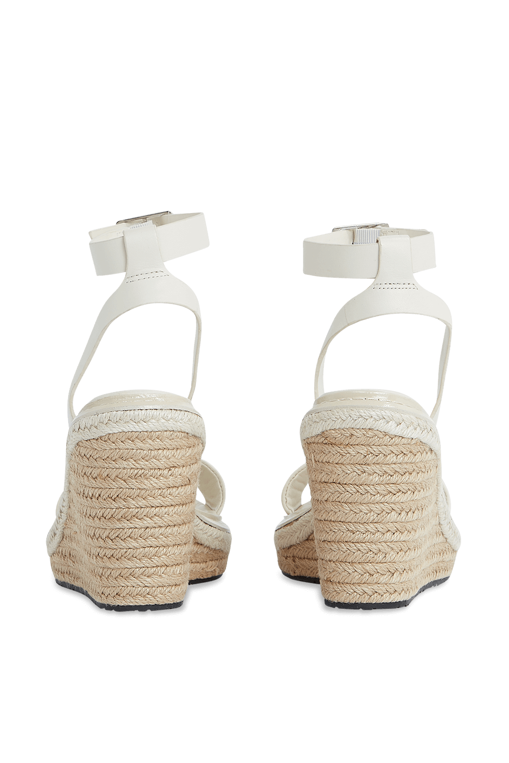 תמונת תקריב של סנדלי פלטפורמה