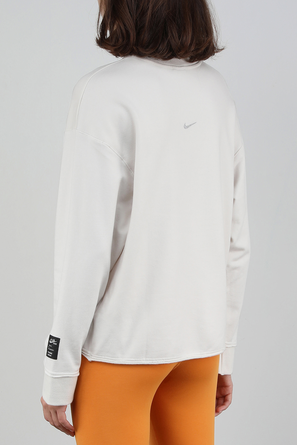 תמונת דוגמן אחורית של חולצת יוגה ארוכה עם הדפס ססגוני