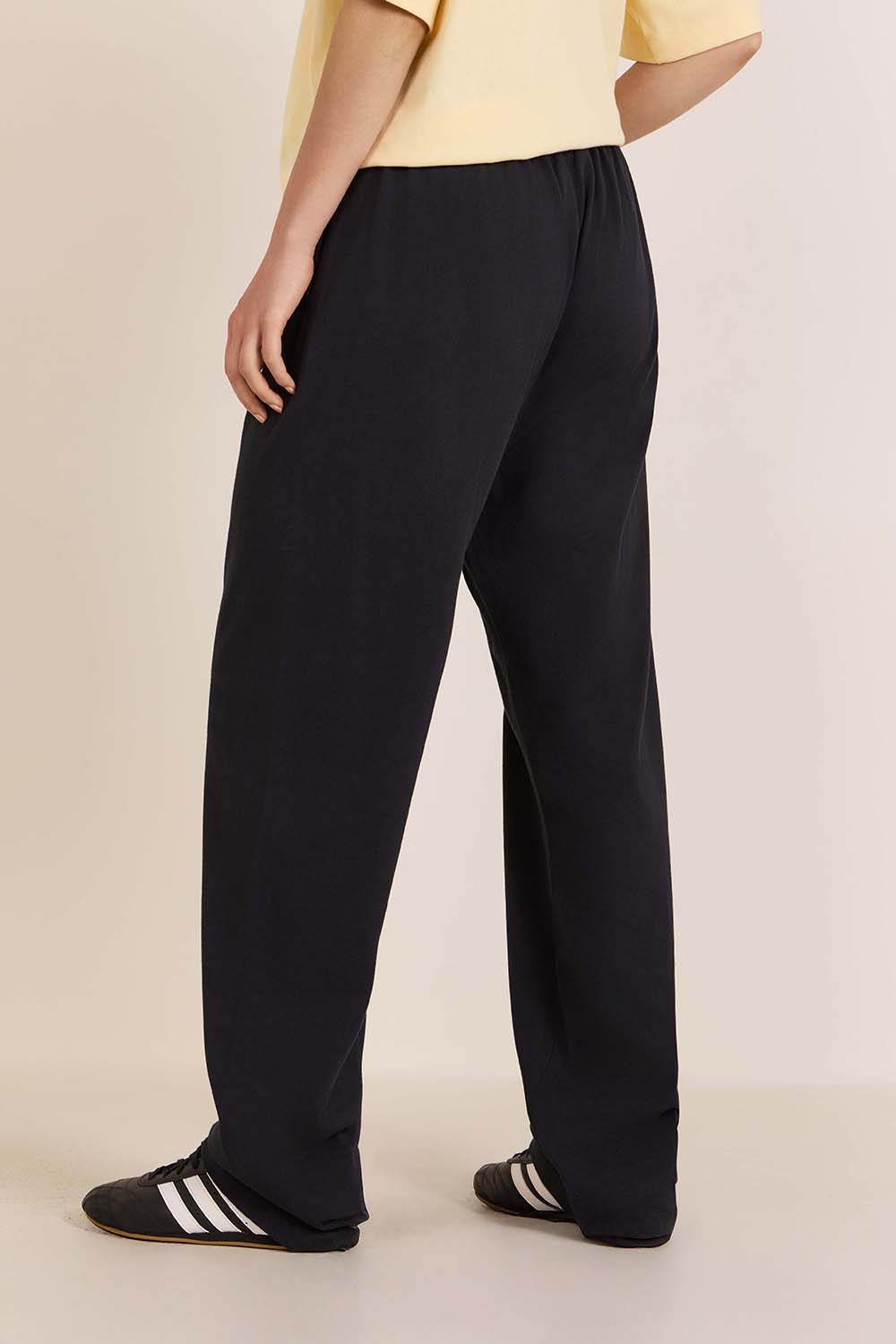 תמונת דוגמן אחורית של מכנסי ג'וג דקים