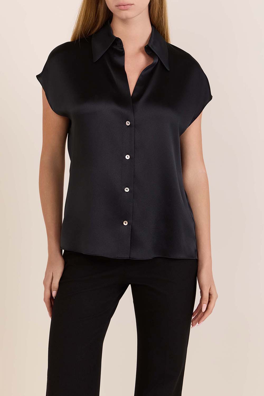 תמונת דוגמן קידמית של חולצת כפתורים ממשי