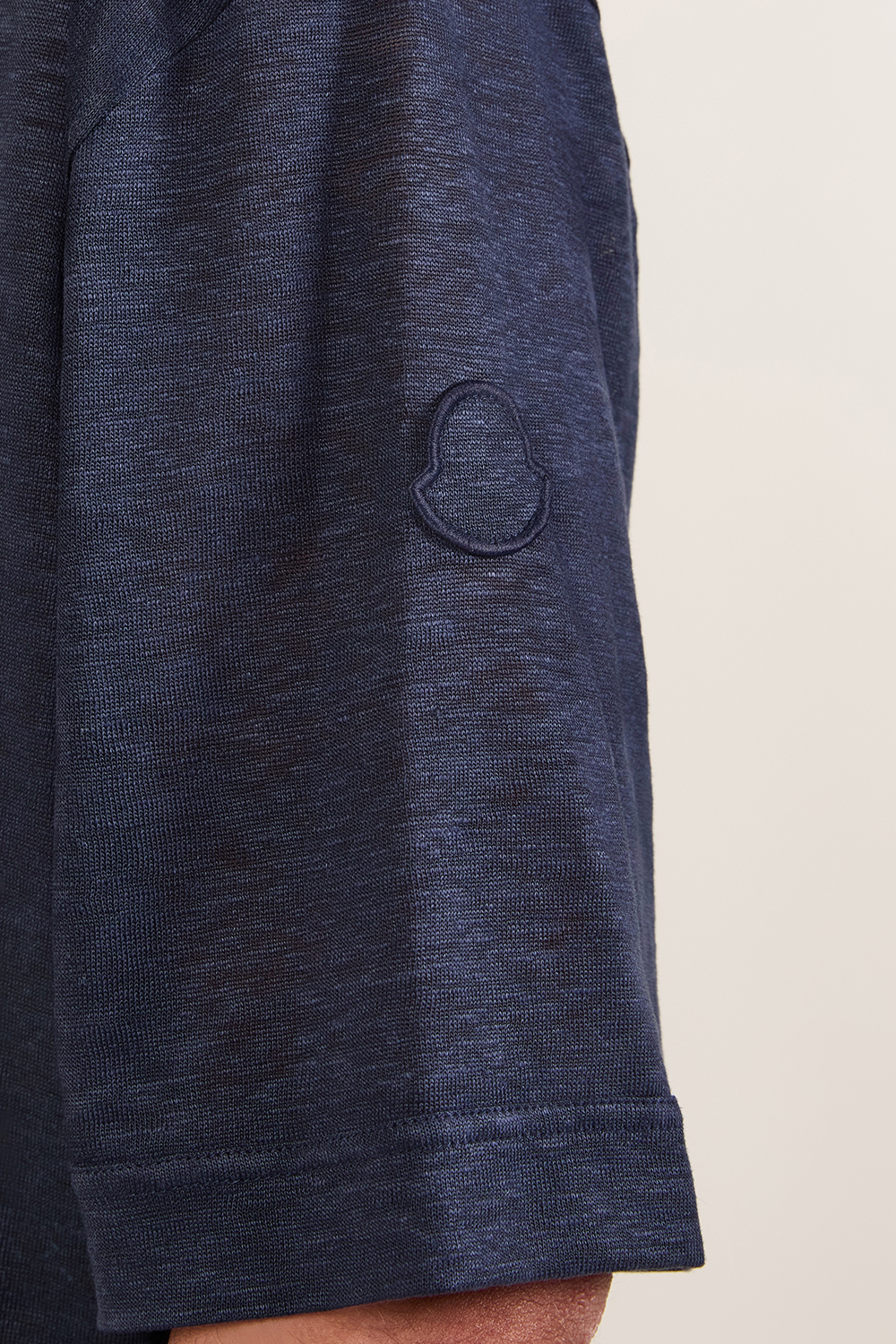 תמונת תקריב דוגמן של חולצת פולו