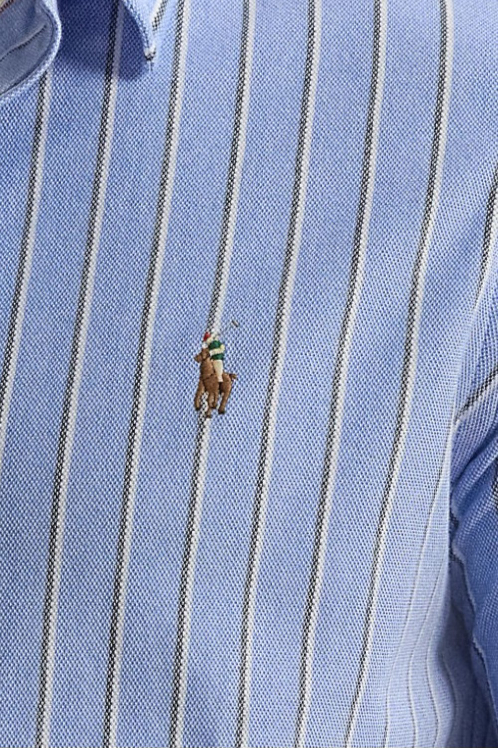 תמונת תקריב דוגמן של חולצת כפתורים