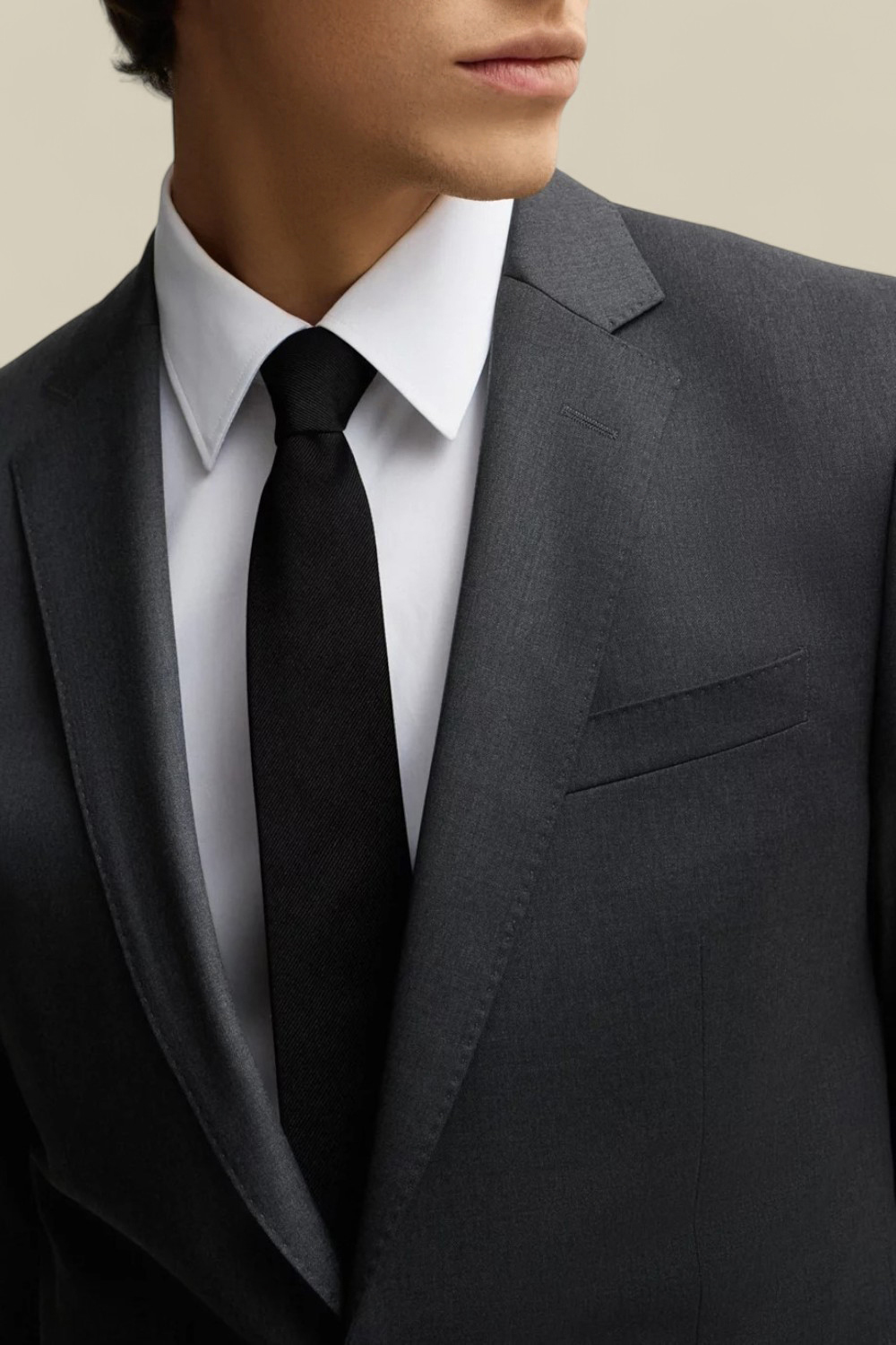 תמונת תקריב דוגמן של ז'קט מחוייט סלים פיט