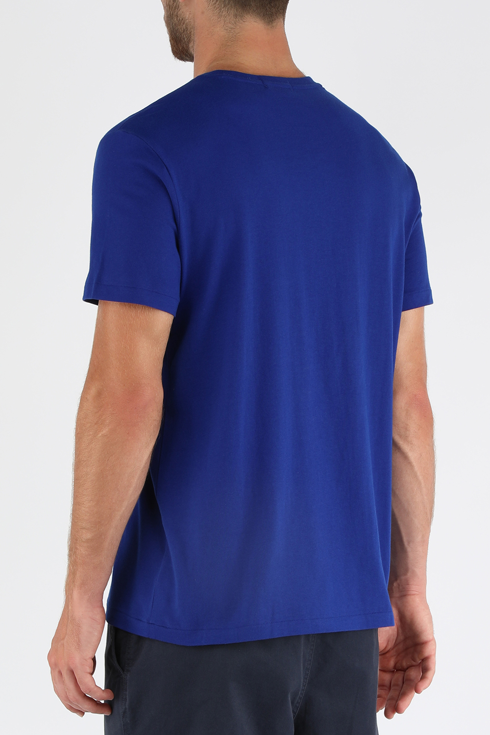 תמונת דוגמן אחורית של חולצת סלים טי עם הדפס דובי ספורטיבי