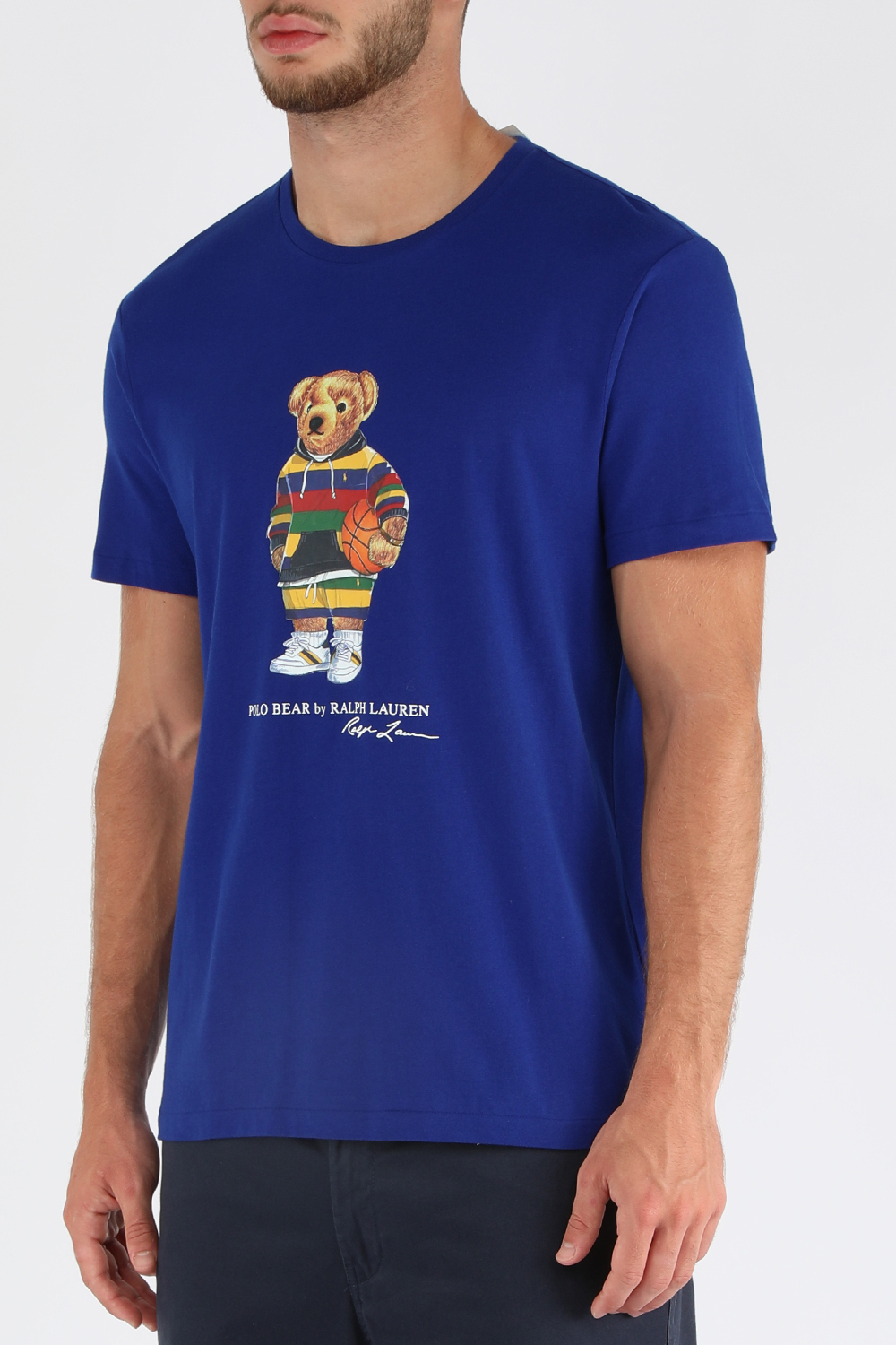 תמונת דוגמן קידמית של חולצת סלים טי עם הדפס דובי ספורטיבי