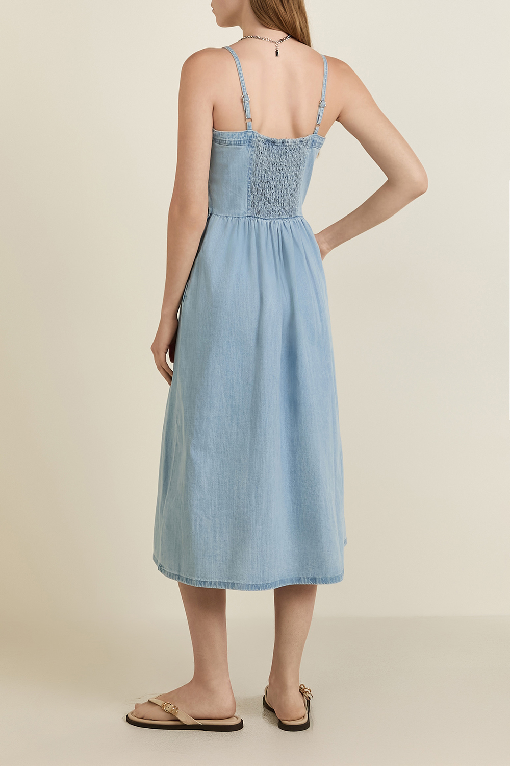 תמונת דוגמן אחורית של שמלת ג'ינס