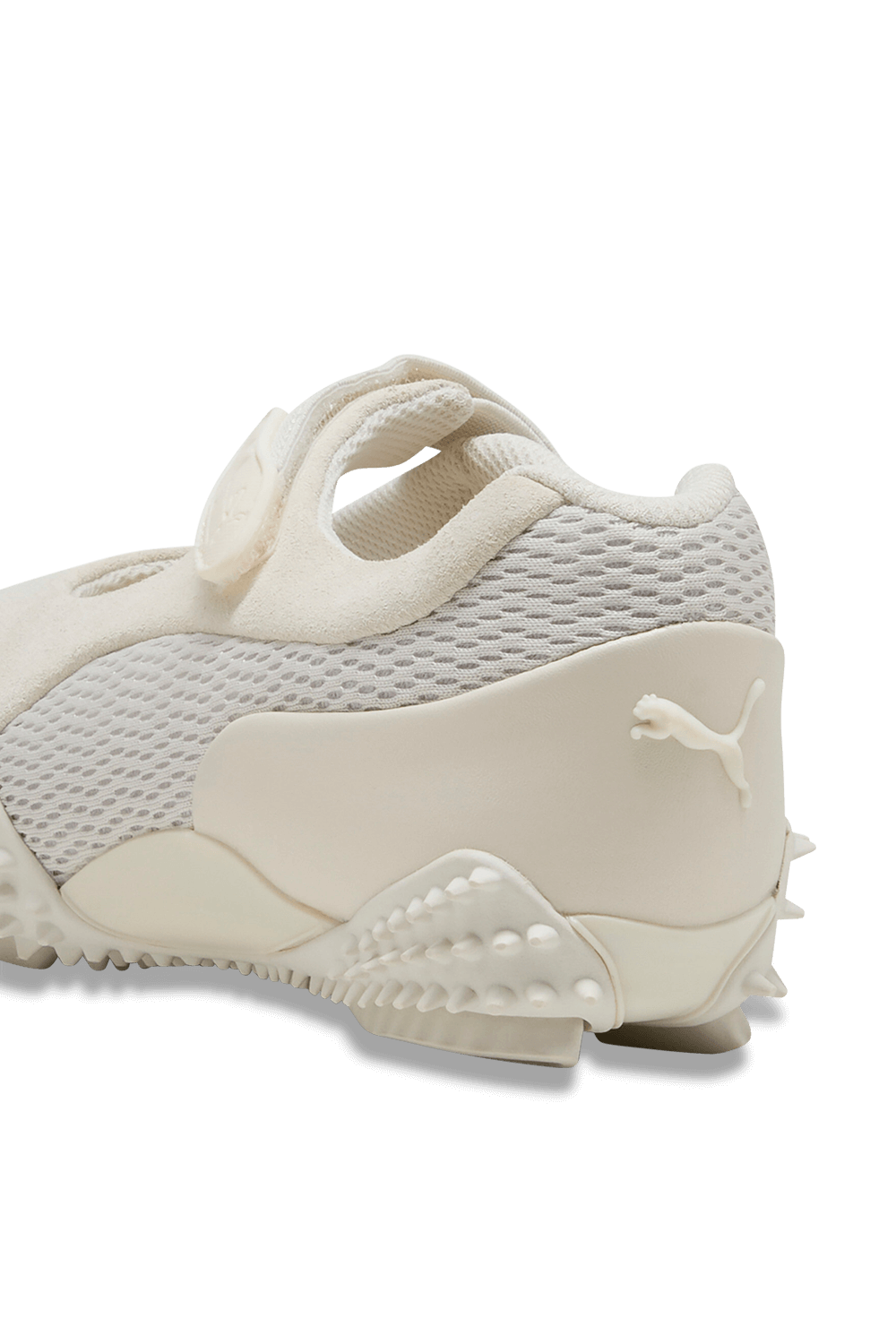 תמונת תקריב של נעלי סניקרס מוסטרו מרי ג'יין