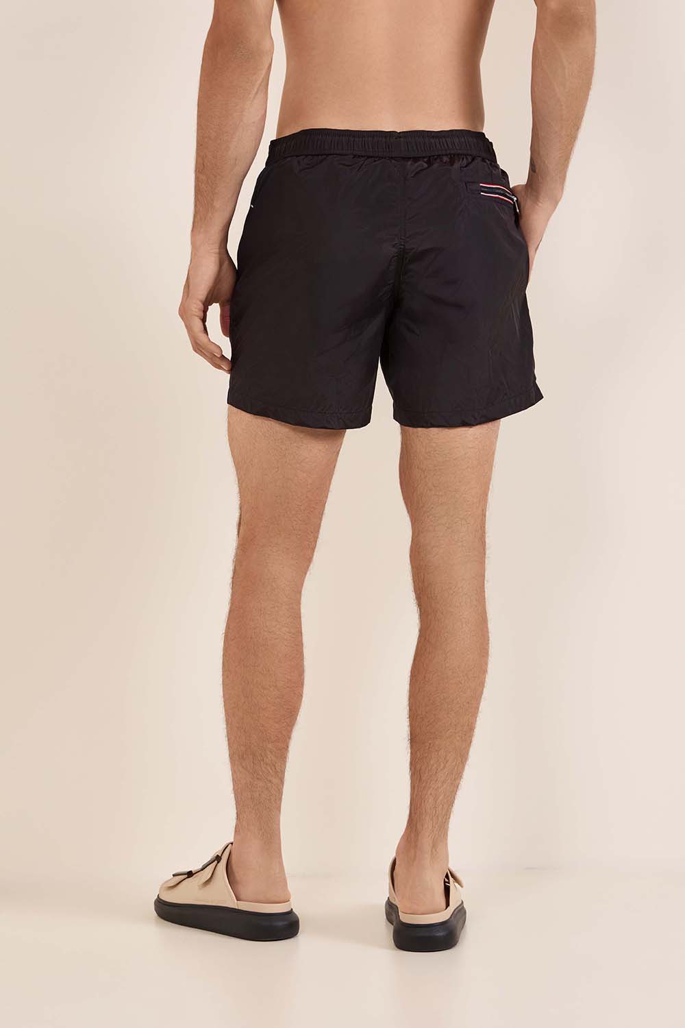 תמונת דוגמן אחורית של מכנסי שחייה