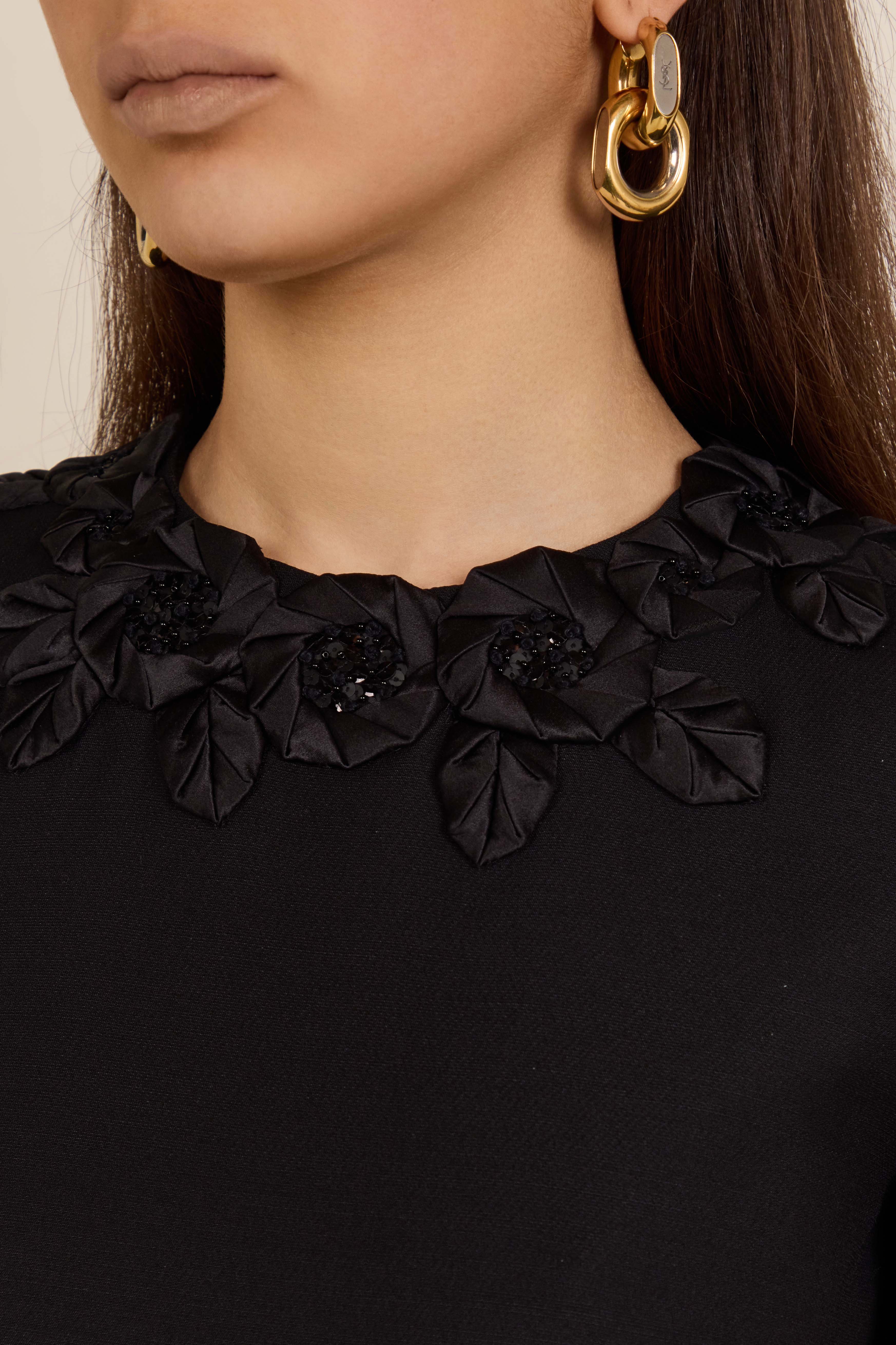 תמונת תקריב דוגמן של שמלת מיני