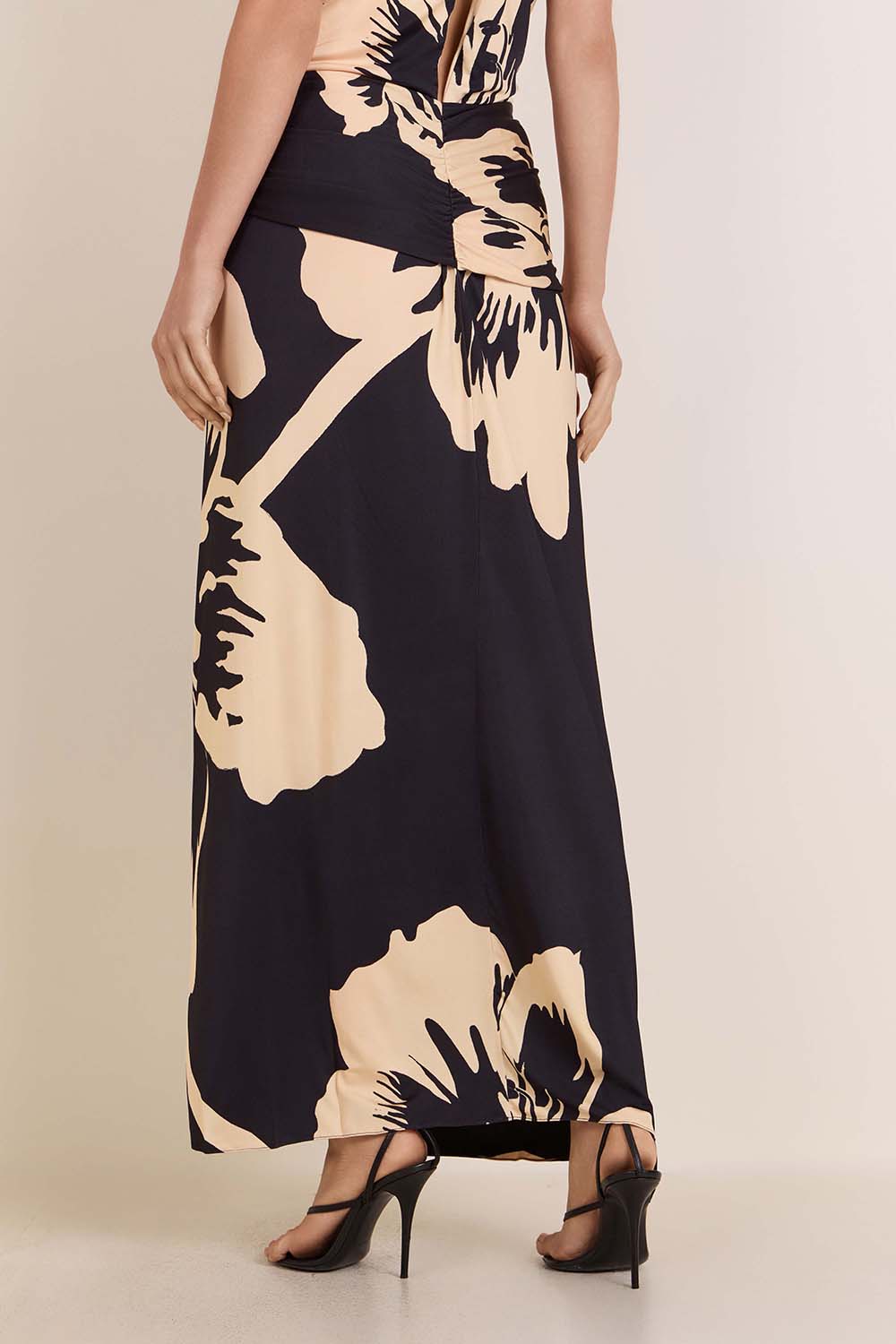 תמונת דוגמן אחורית של חצאית מקסי