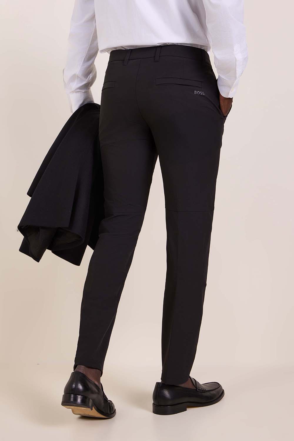 תמונת דוגמן אחורית של מכנסיים מחוייטים סלים פיט