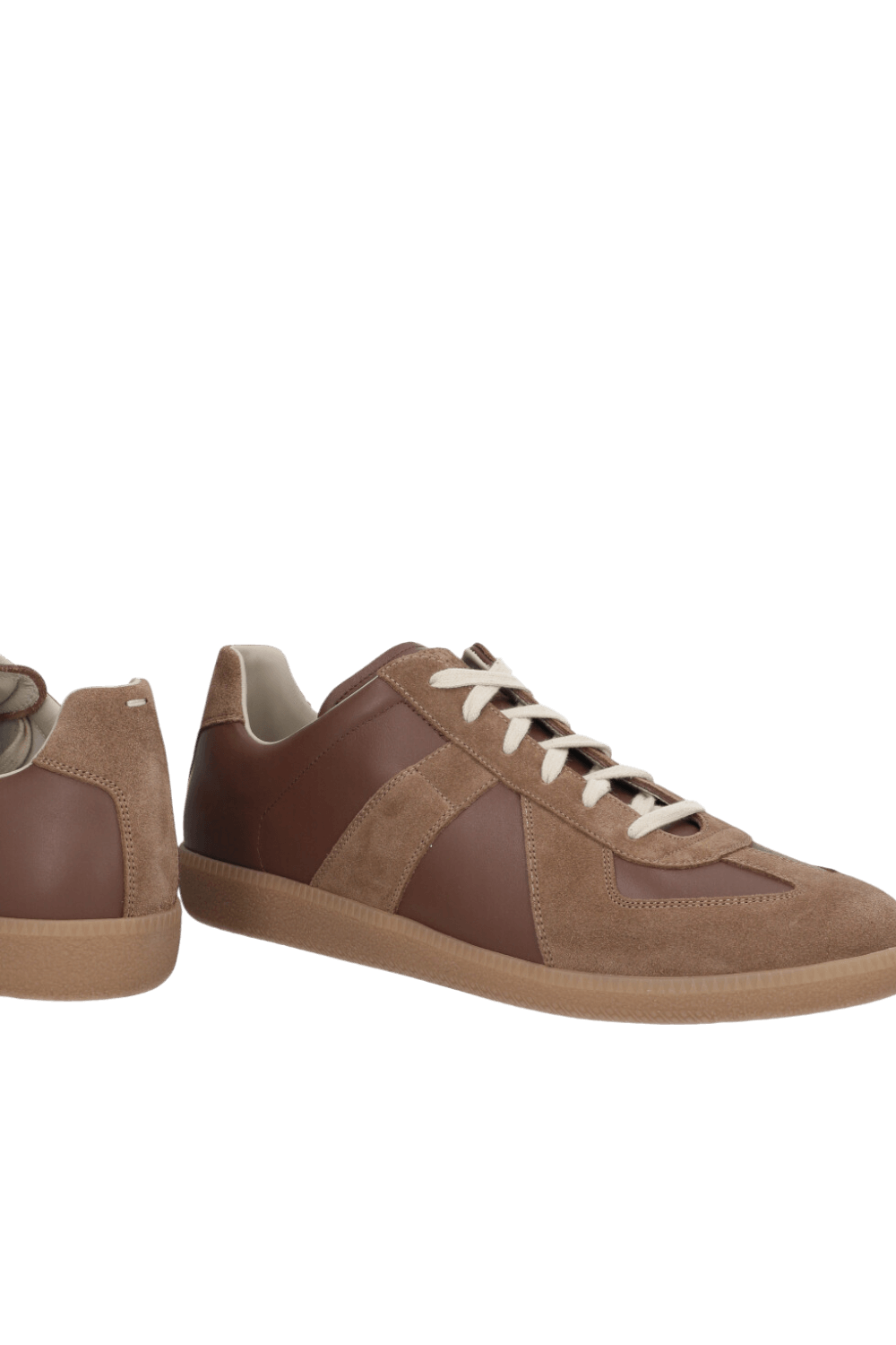 תמונת תקריב של נעלי סניקרס