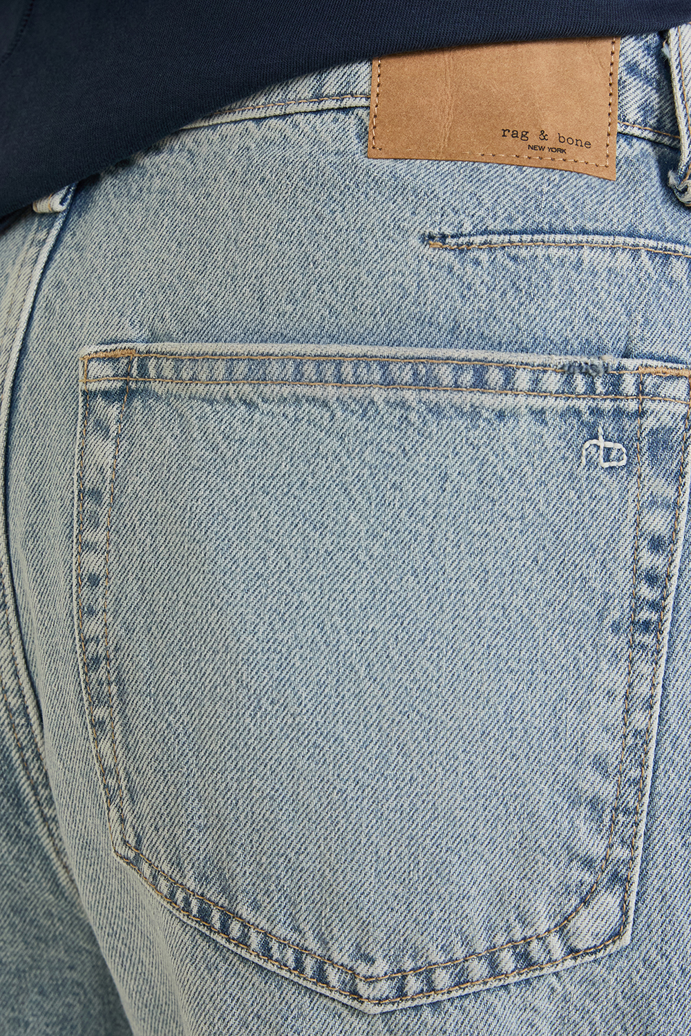 תמונת תקריב דוגמן של מכנסי ג'ינס בגזרת בלון