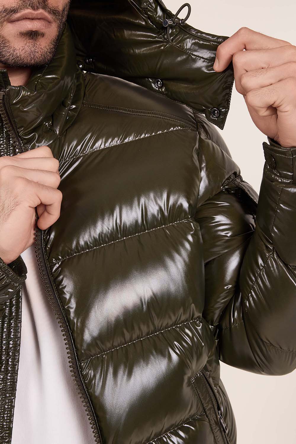 תמונת תקריב דוגמן של מעיל פוך קצר