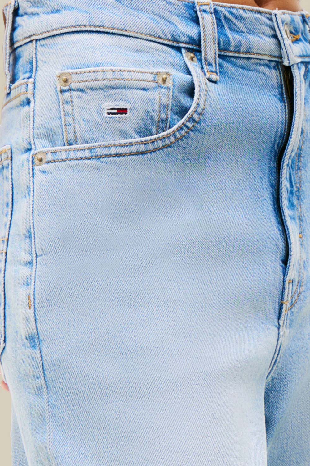 תמונת תקריב דוגמן של מכנסי ג'ינס בגזרת מאם