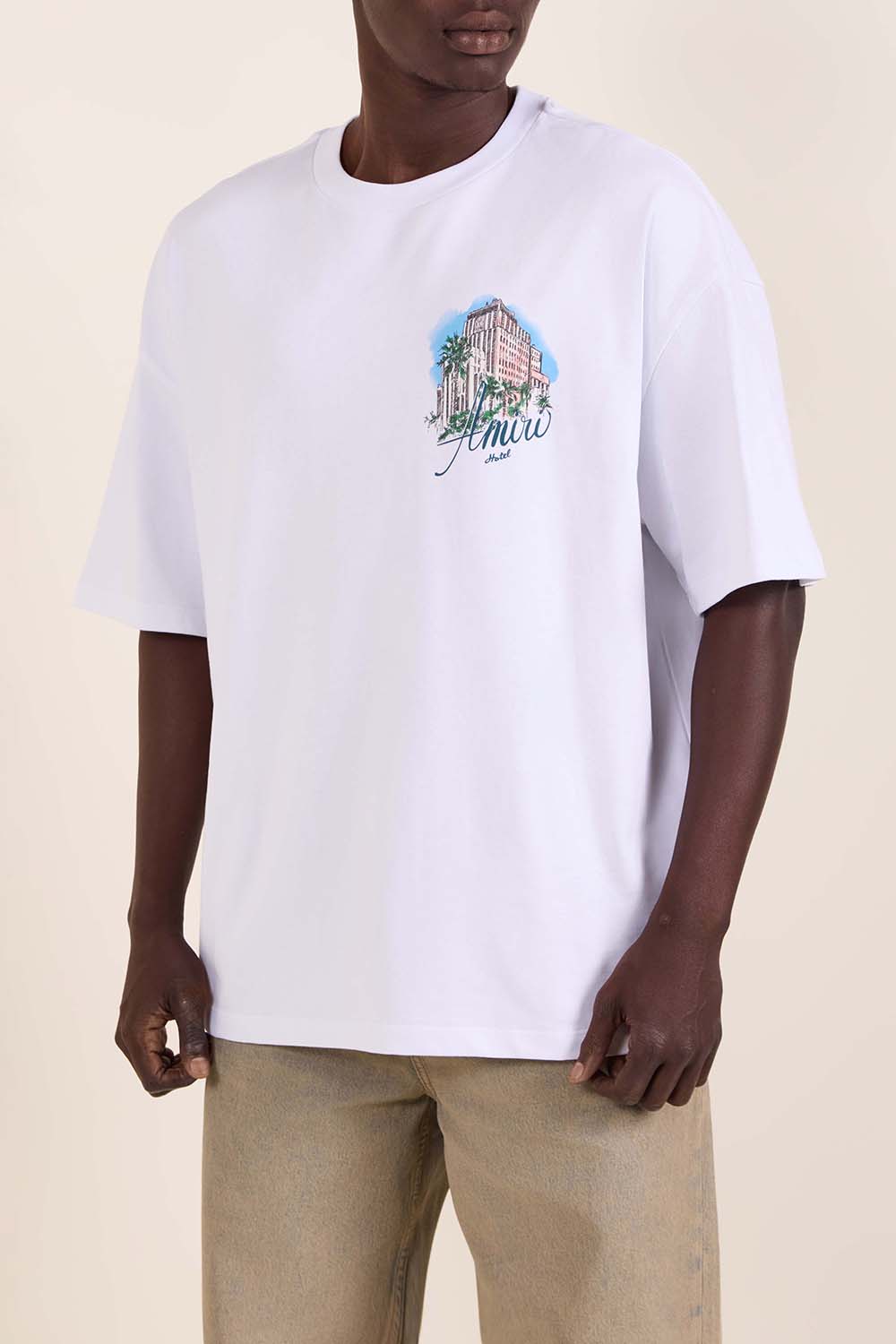 תמונת דוגמן קידמית של חולצת טי אוברסייז