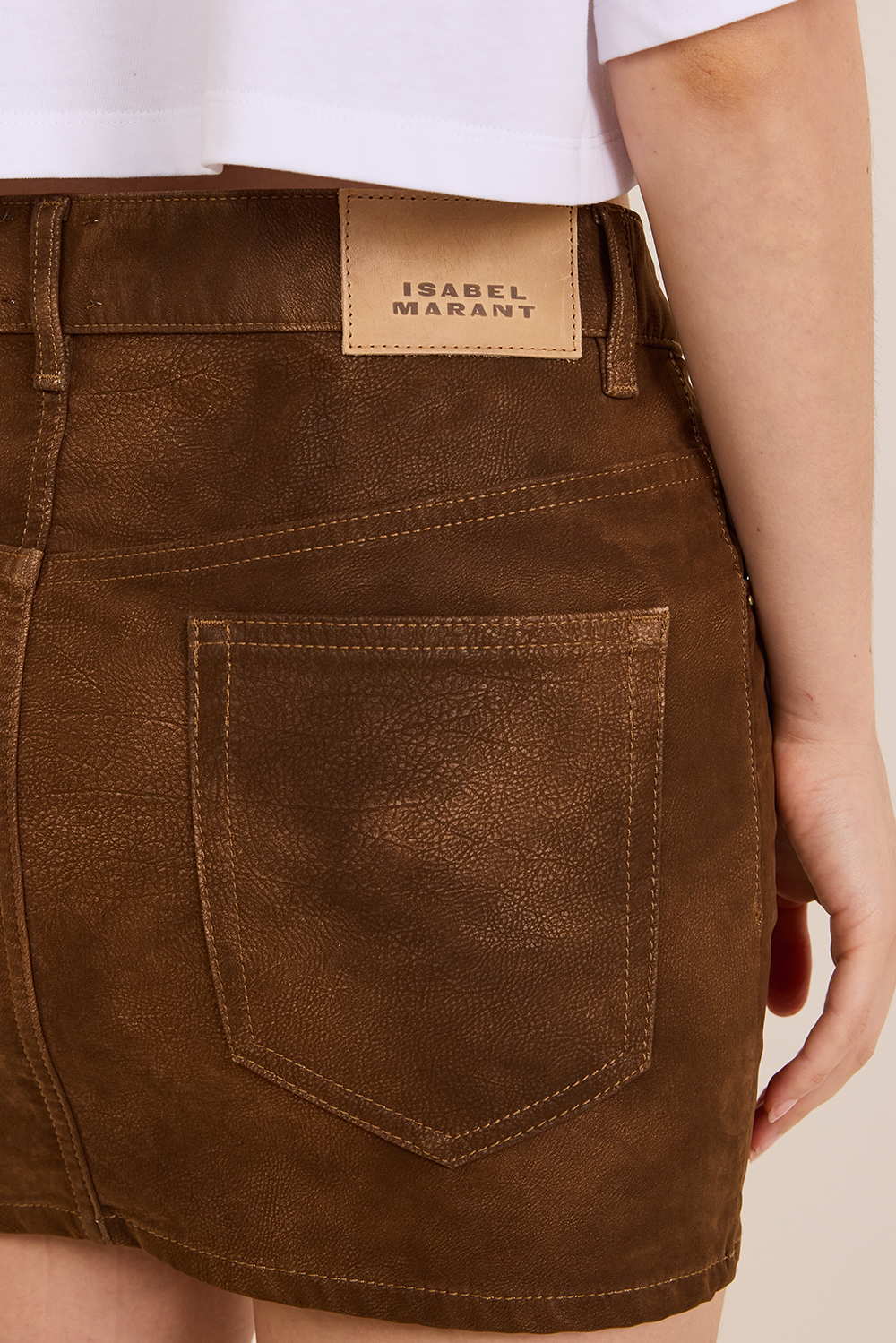 תמונת תקריב דוגמן של חצאית מיני מעור טבעוני