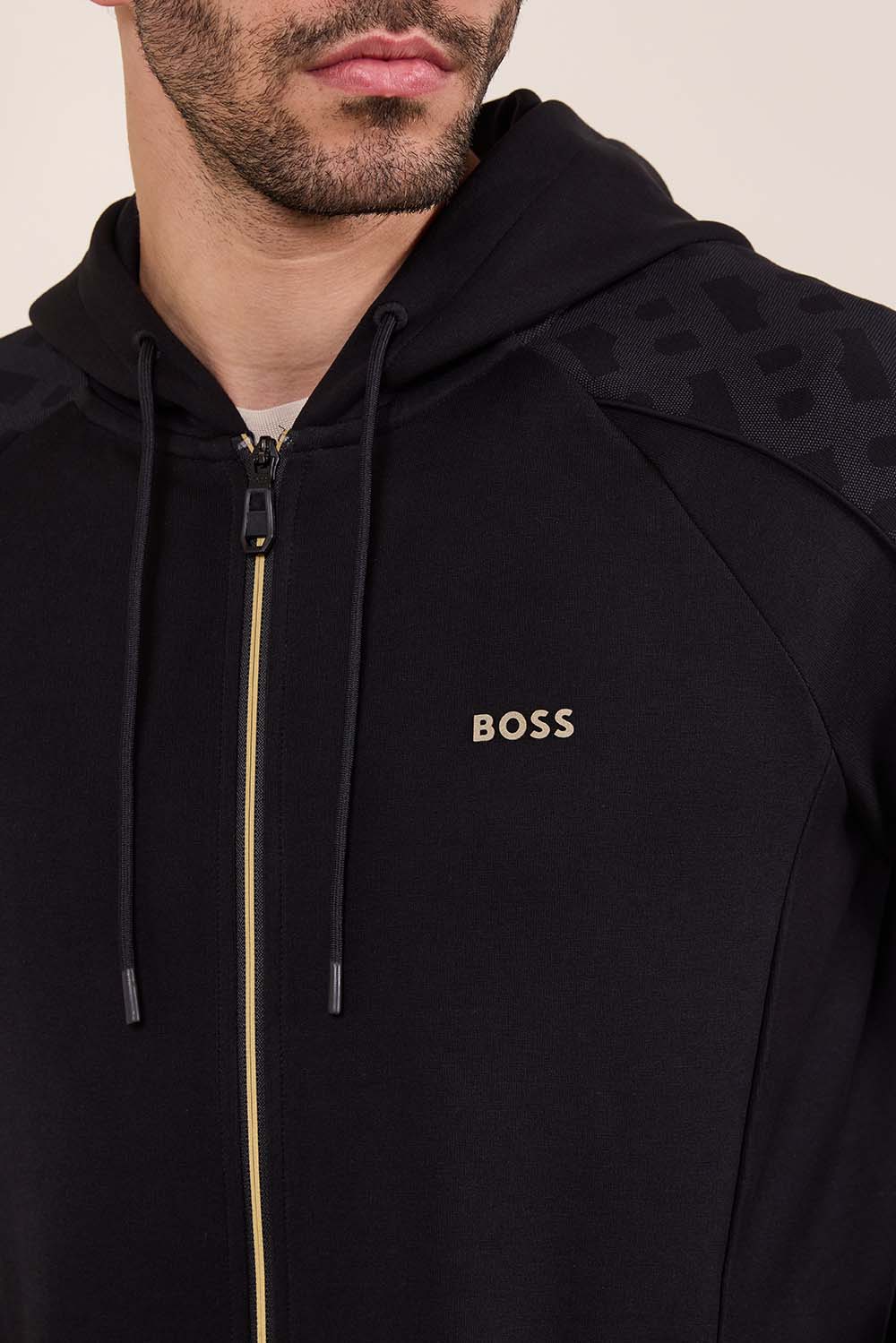 תמונת תקריב דוגמן של חליפת טרנינג