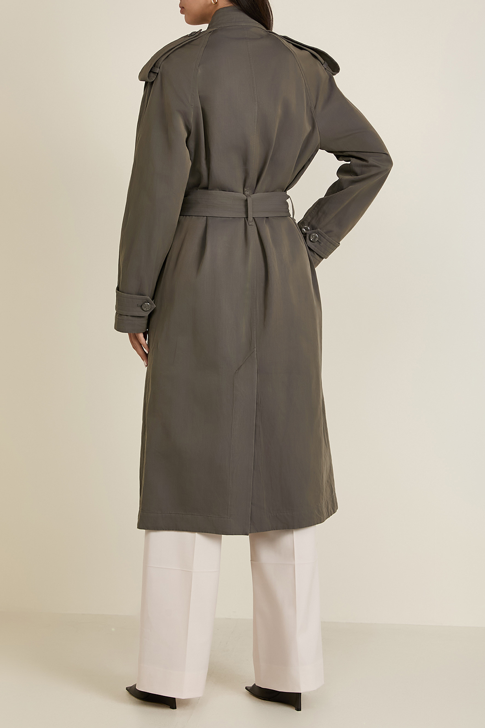 תמונת דוגמן אחורית של מעיל טרנץ'