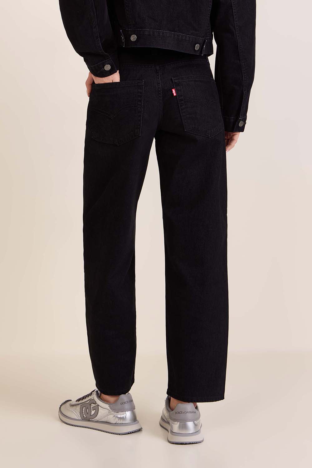 תמונת דוגמן אחורית של מכנסי ג'ינס באגי דאד בגזרה רחבה