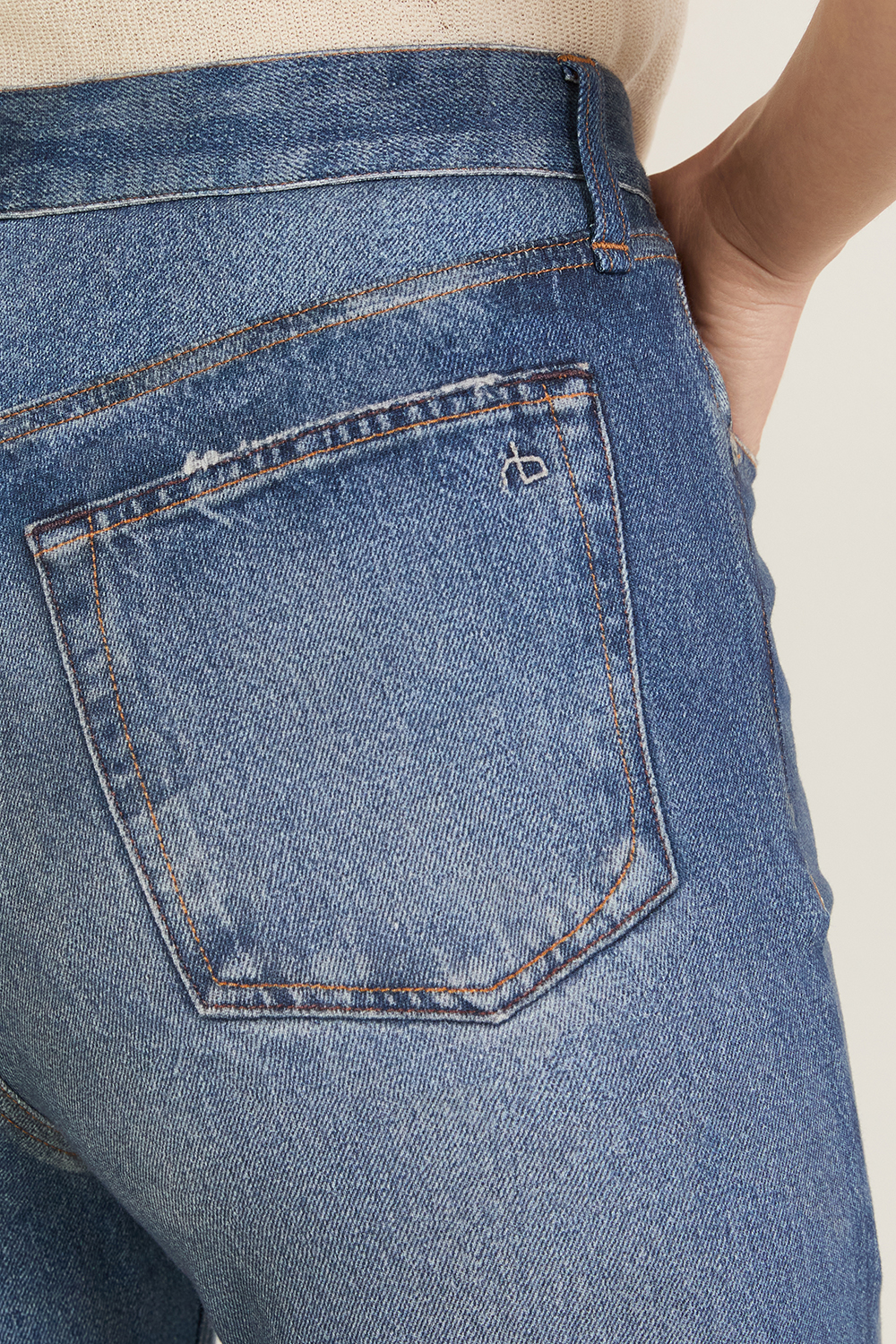 תמונת תקריב דוגמן של מכנסיים דמויי ג'ינס בגזרה ישרה