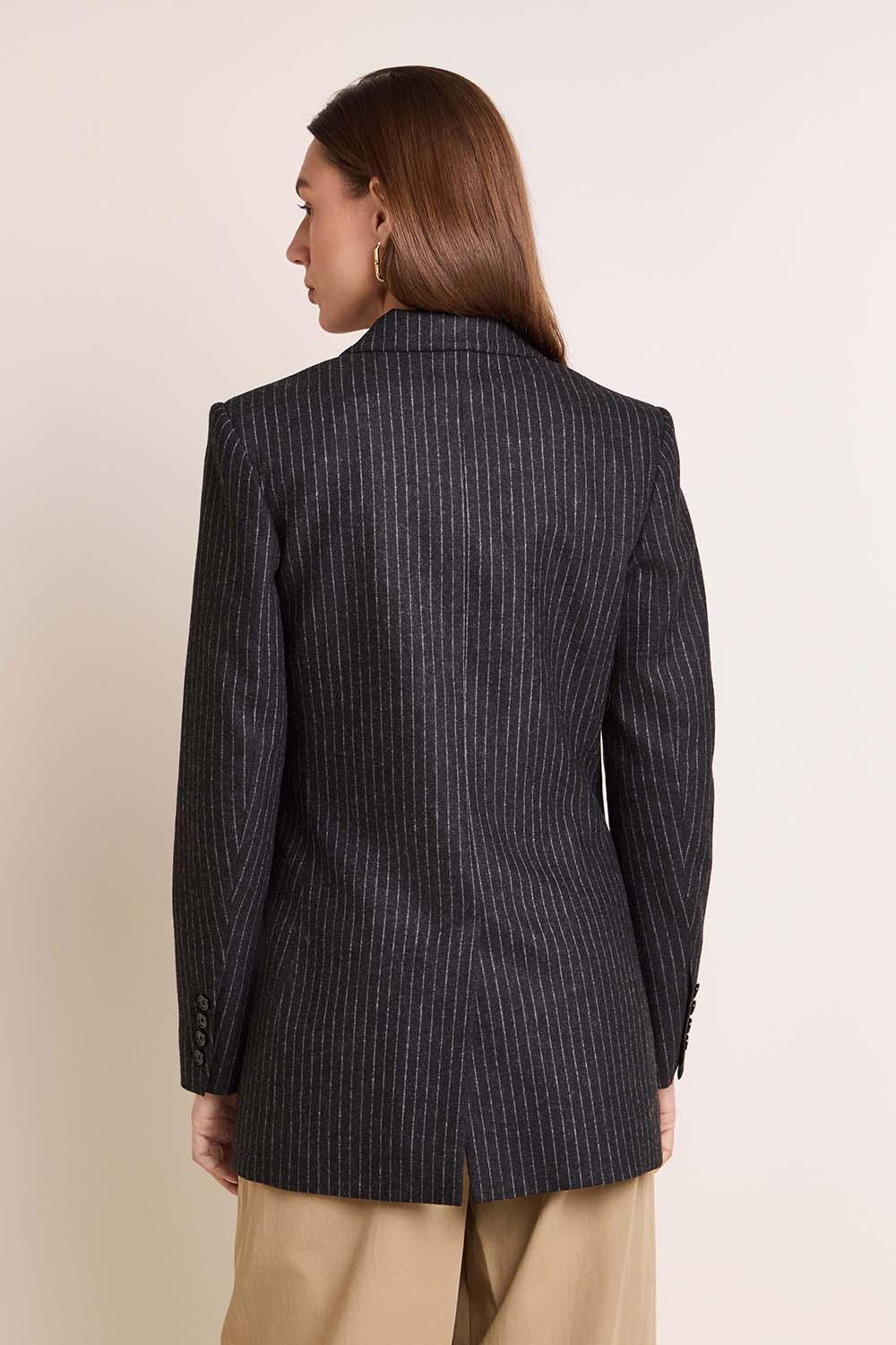 תמונת דוגמן אחורית של בלייזר מחויט פסים