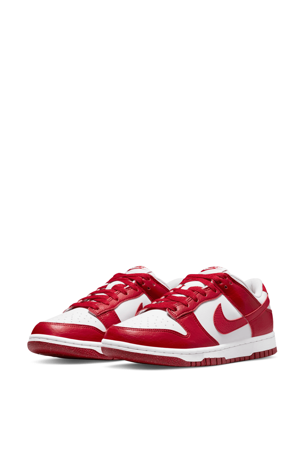 תמונת תקריב של נעלי סניקרס דאנק נקסט נייטצ'ר