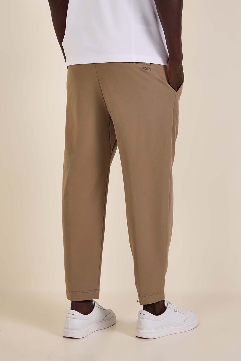 תמונת דוגמן אחורית של מכנסי ג'וגר מחוייטים