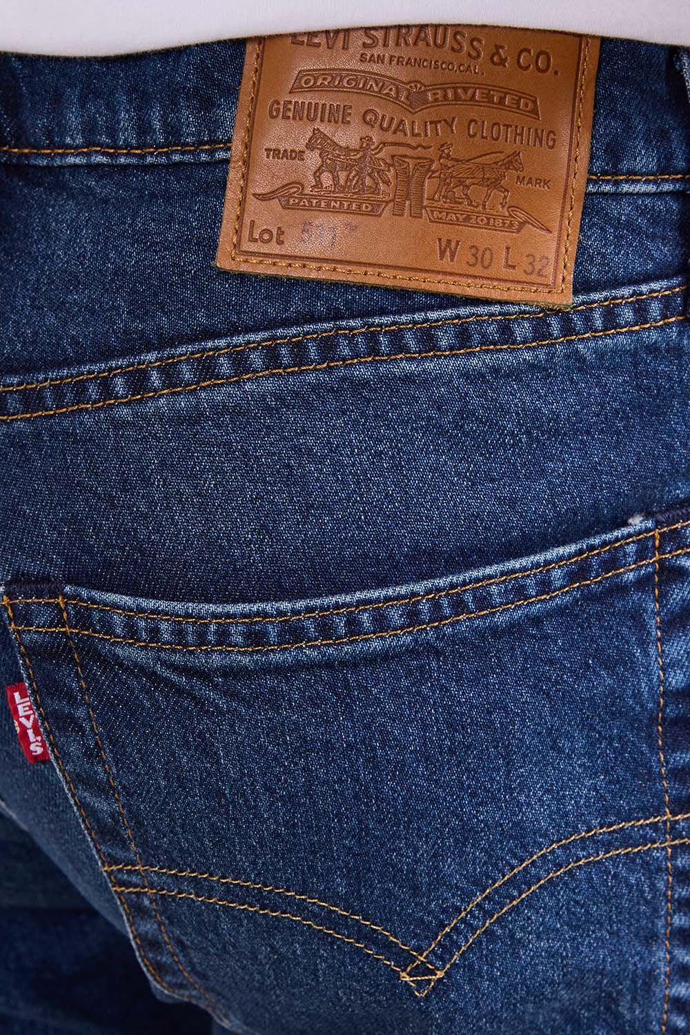 תמונת תקריב דוגמן של מכנסי ג'ינס סלים 511