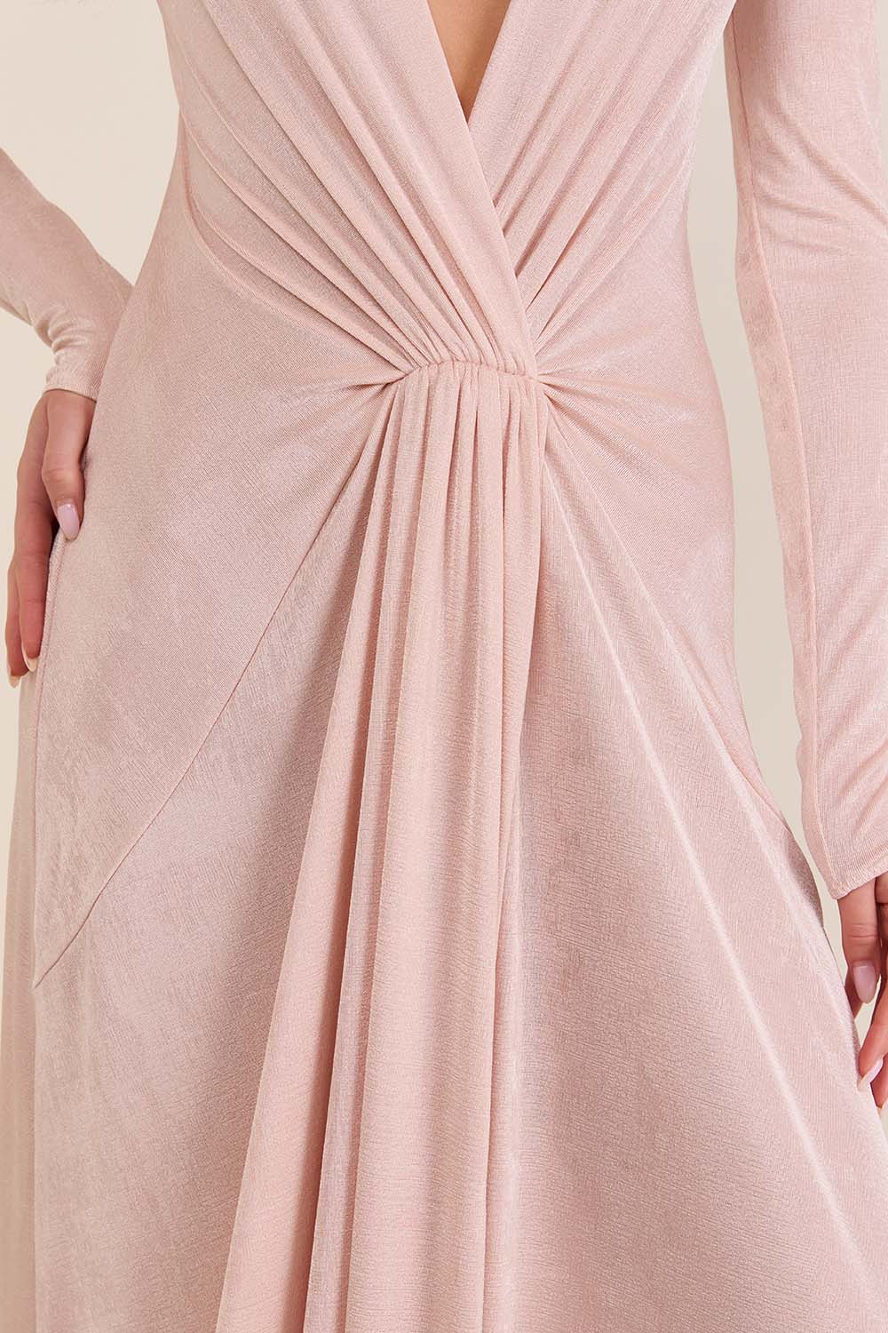 תמונת תקריב דוגמן של שמלת מקסי עם שרוול ארוך