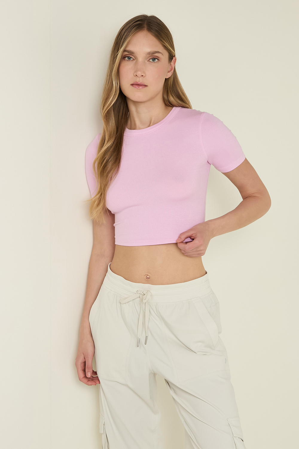 תמונת דוגמן קידמית של Hold Tight Straight Hem Cropped T-Shirt