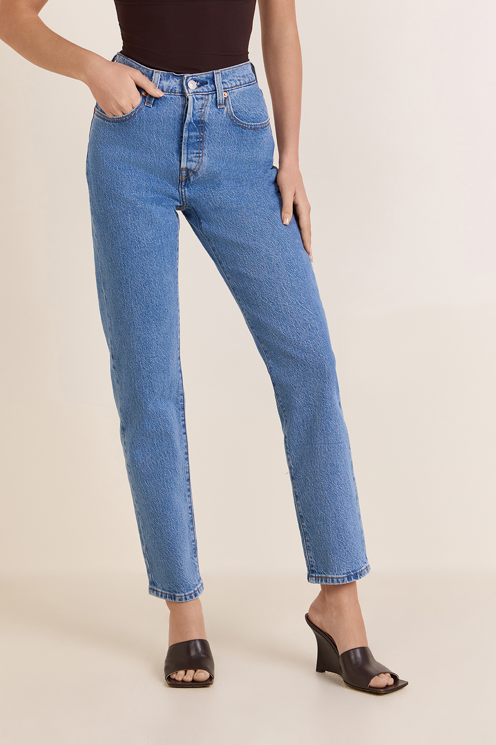 תמונת דוגמן קידמית של מכנסי ג'ינס קרופ 501