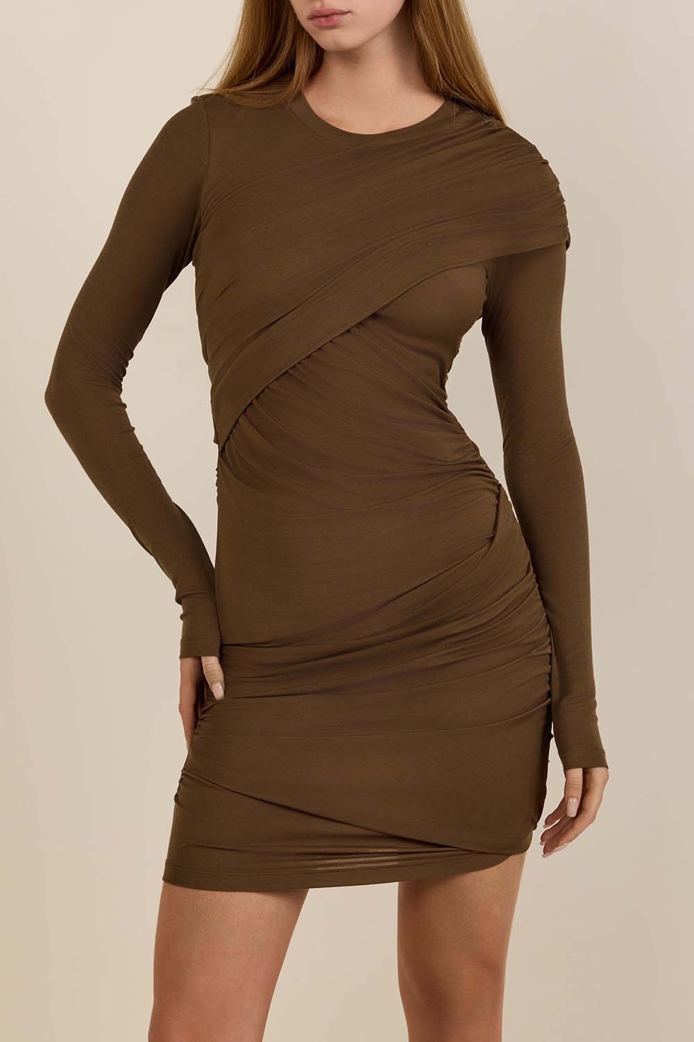 תמונת דוגמן קידמית של שמלת מיני עם כיווצים