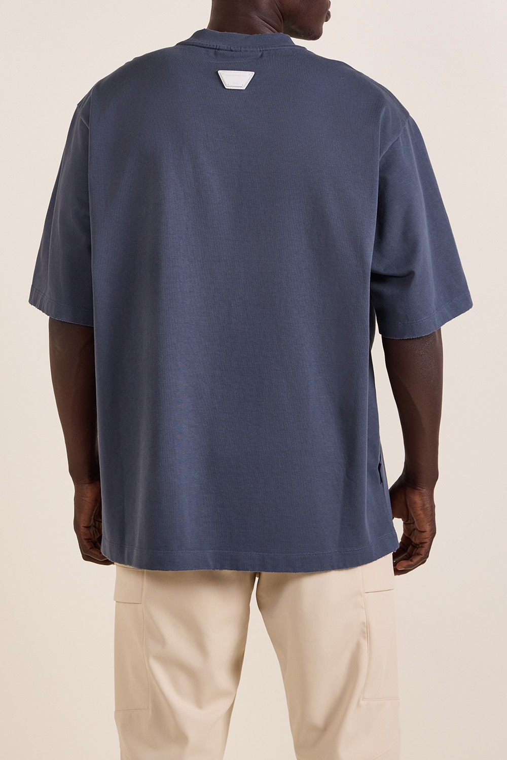 תמונת דוגמן אחורית של חולצת טי אוברסייז