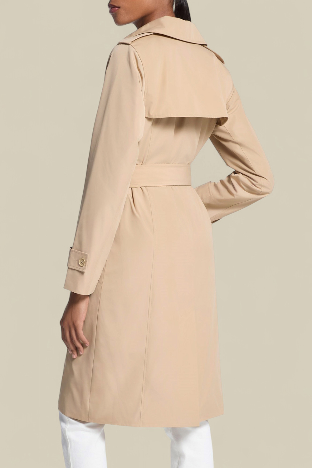 תמונת דוגמן אחורית של מעיל טרנץ'