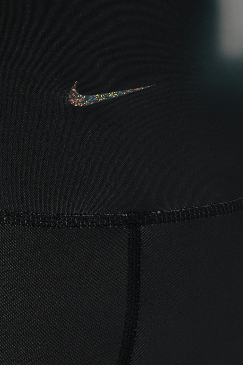 תמונה אחורית של טייץ יוגה 7/8 עם הדפס אפור