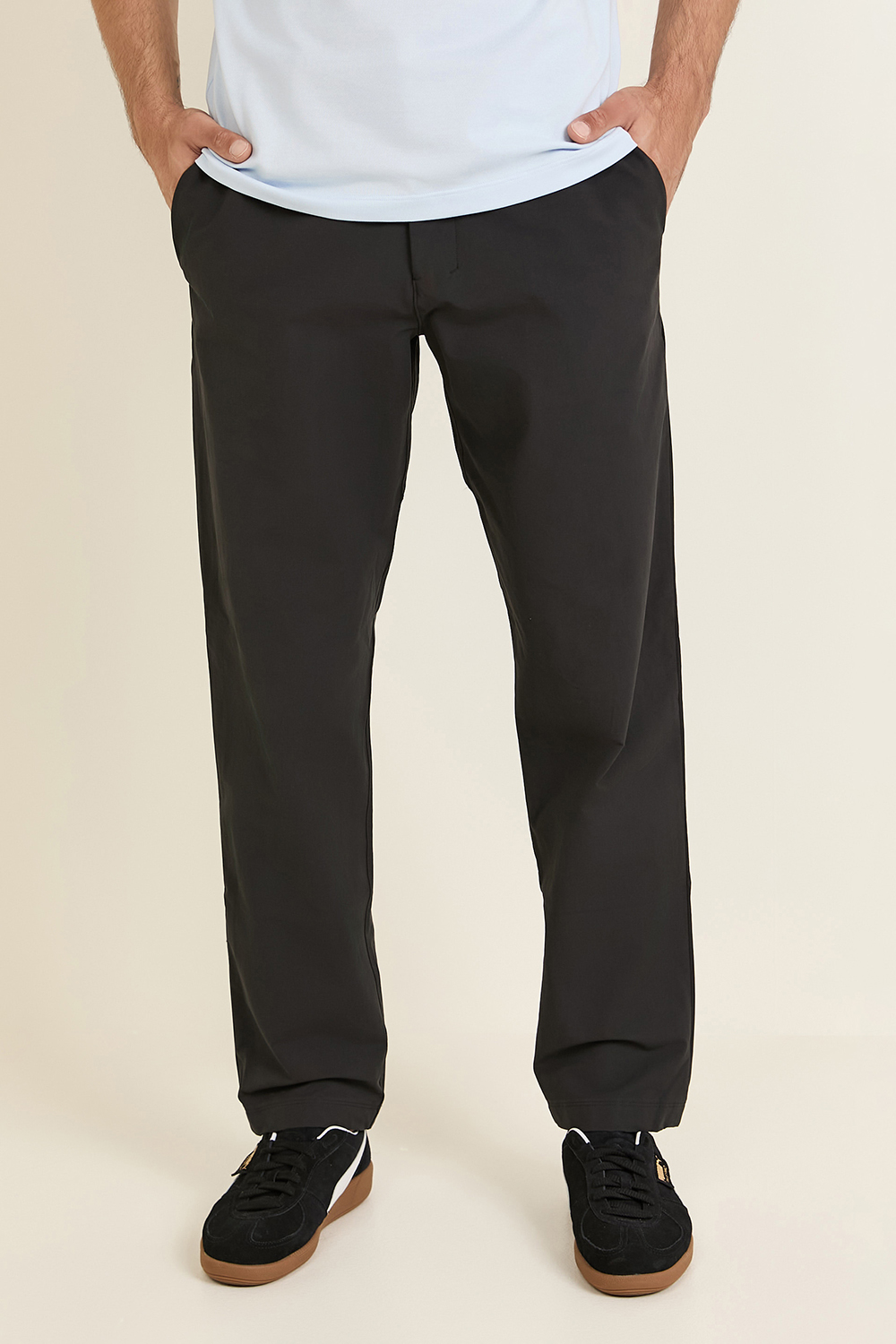 תמונת דוגמן קידמית של ABC Classic-Fit Trouser 32''L VersaTwill