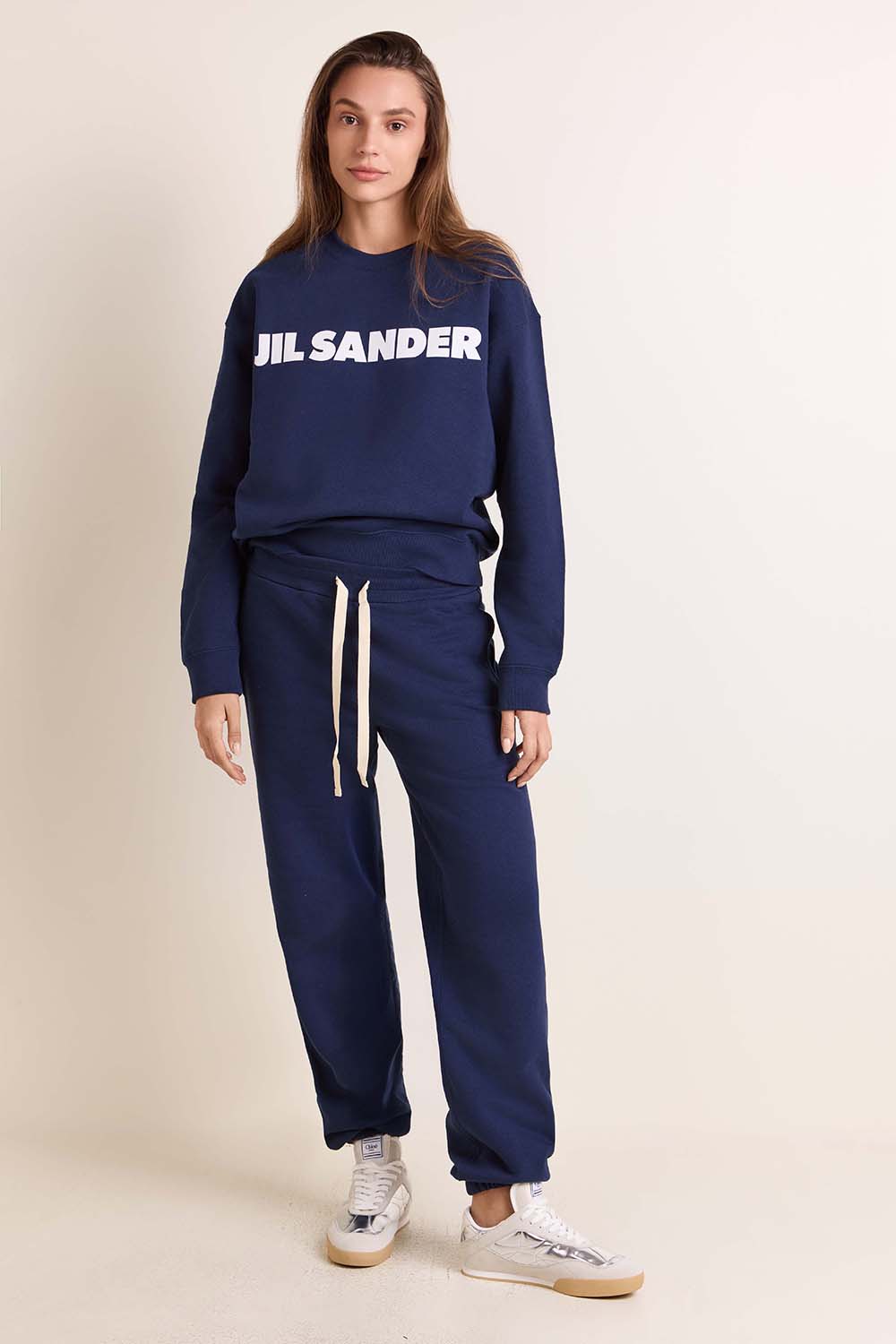 תמונת דוגמן קידמית של נעלי סניקרס