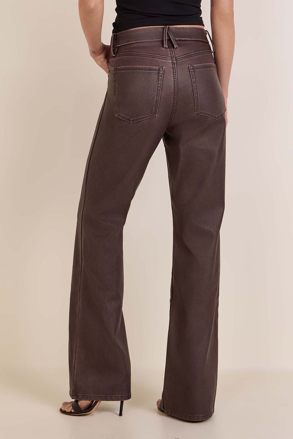 תמונת דוגמן אחורית של מכנסי עור טבעוני